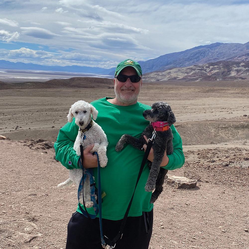 Steve Schneiderman'75和他勇敢的狗探索死亡谷，加利福尼亚.